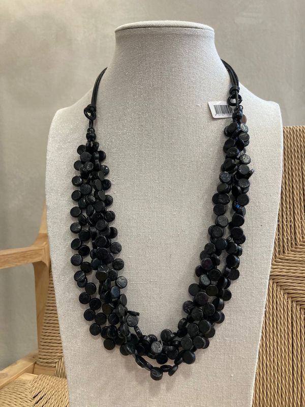 lang collier kleine kokosdeeltjes zwart