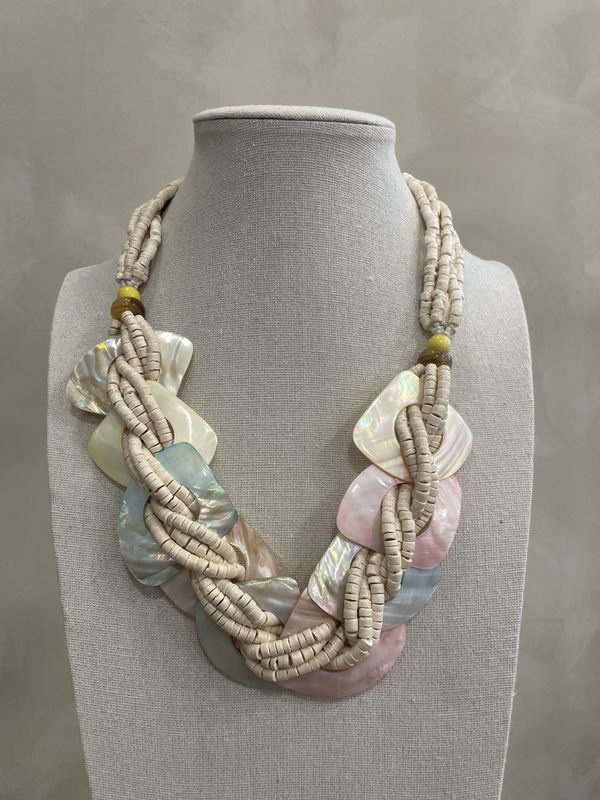 lang collier grote kralen en schelpen - pastel