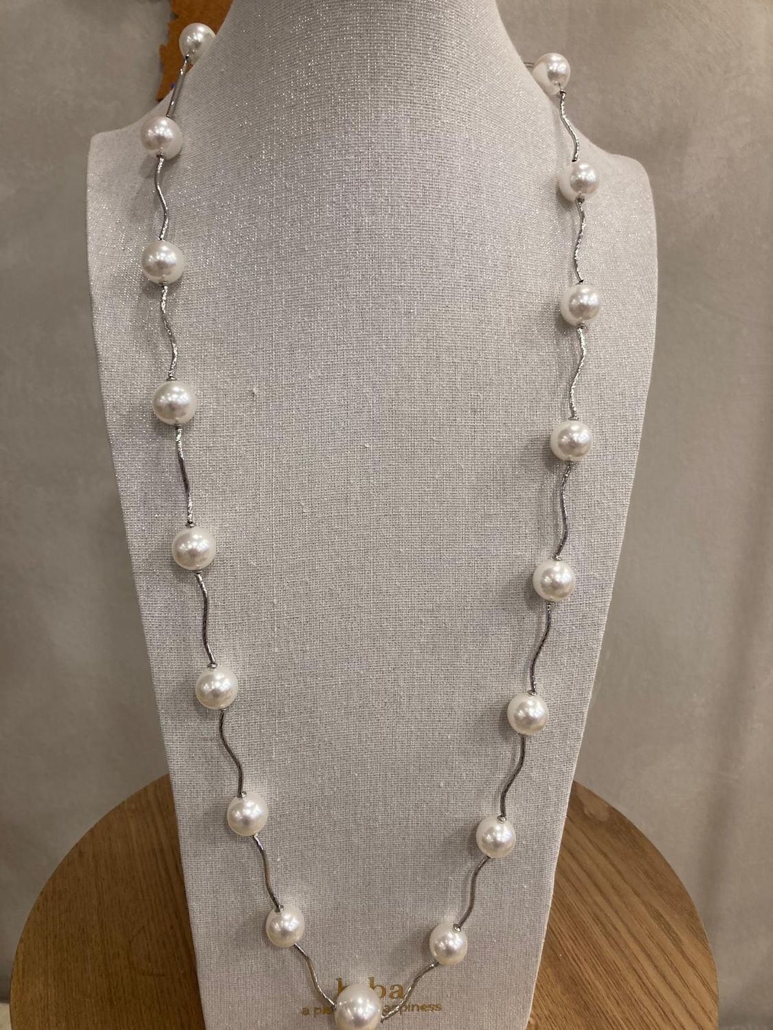 lang zilverkleurig collier met creme parels