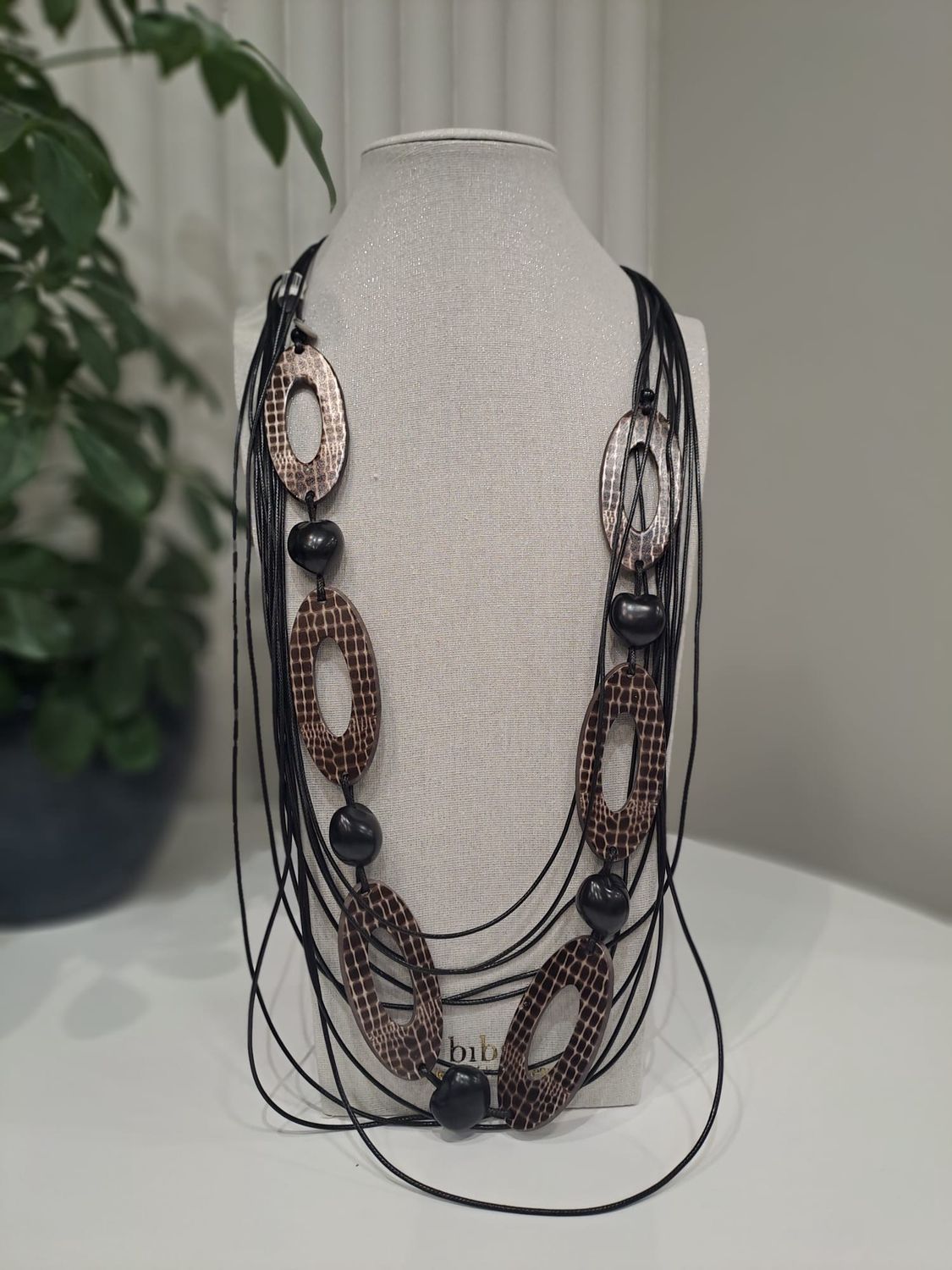 Ketting met touwtjes en leren schakels