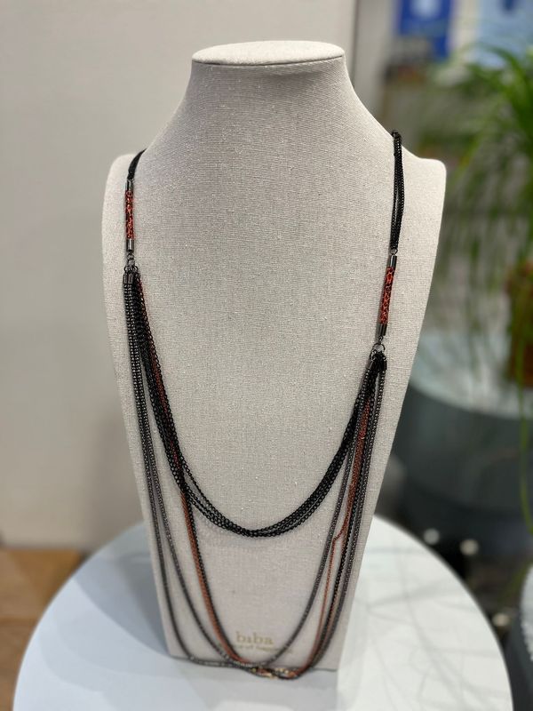 Ketting rood en zwart metaal