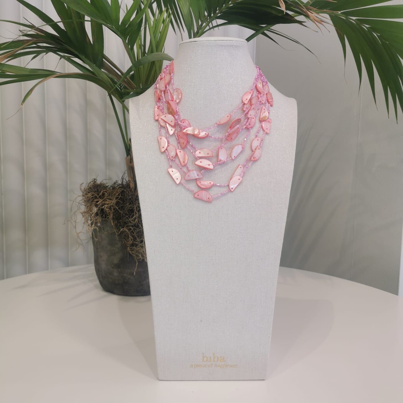 Korte ketting met roze schelpen