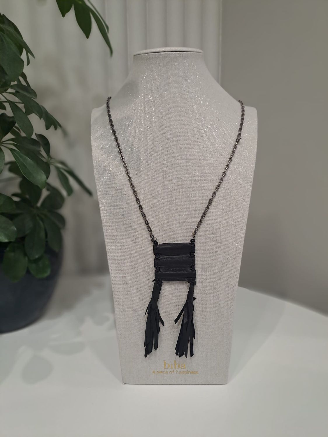 Ketting met zwart medaillon en leuke kwastjes