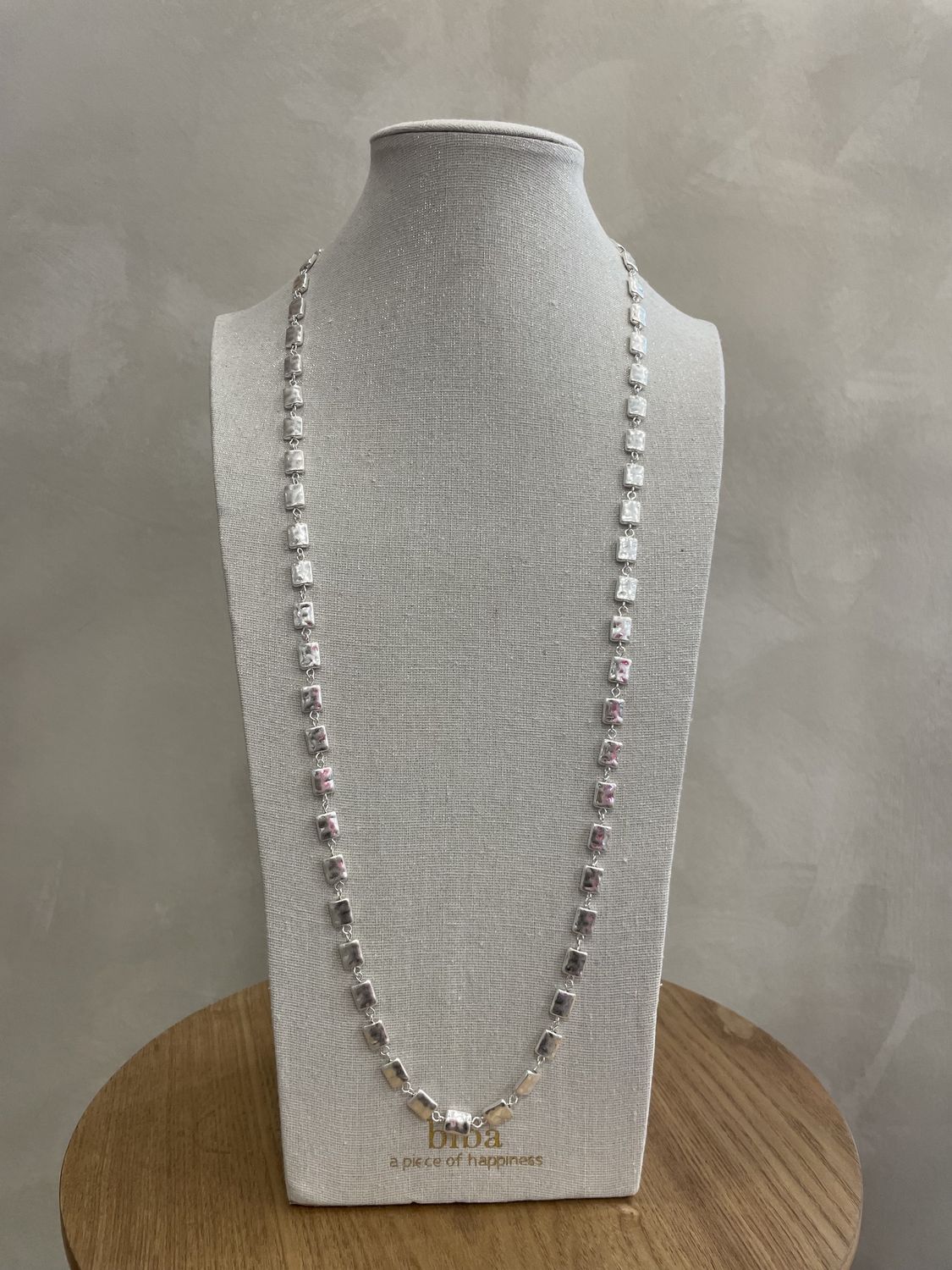 lang zilverkleurig gehamerd collier