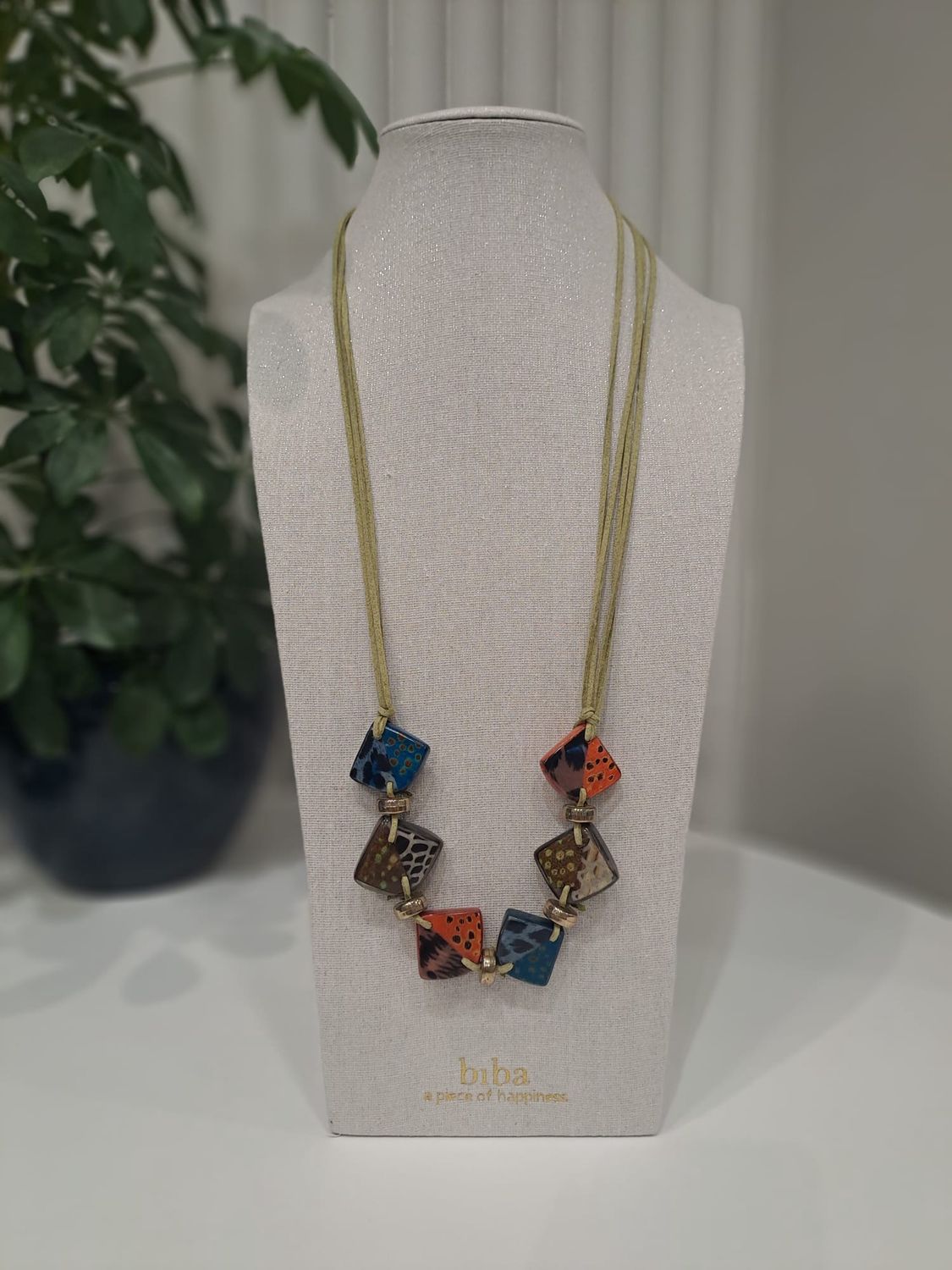 Ketting met vierkante kralen in oranje, blauw en taupe