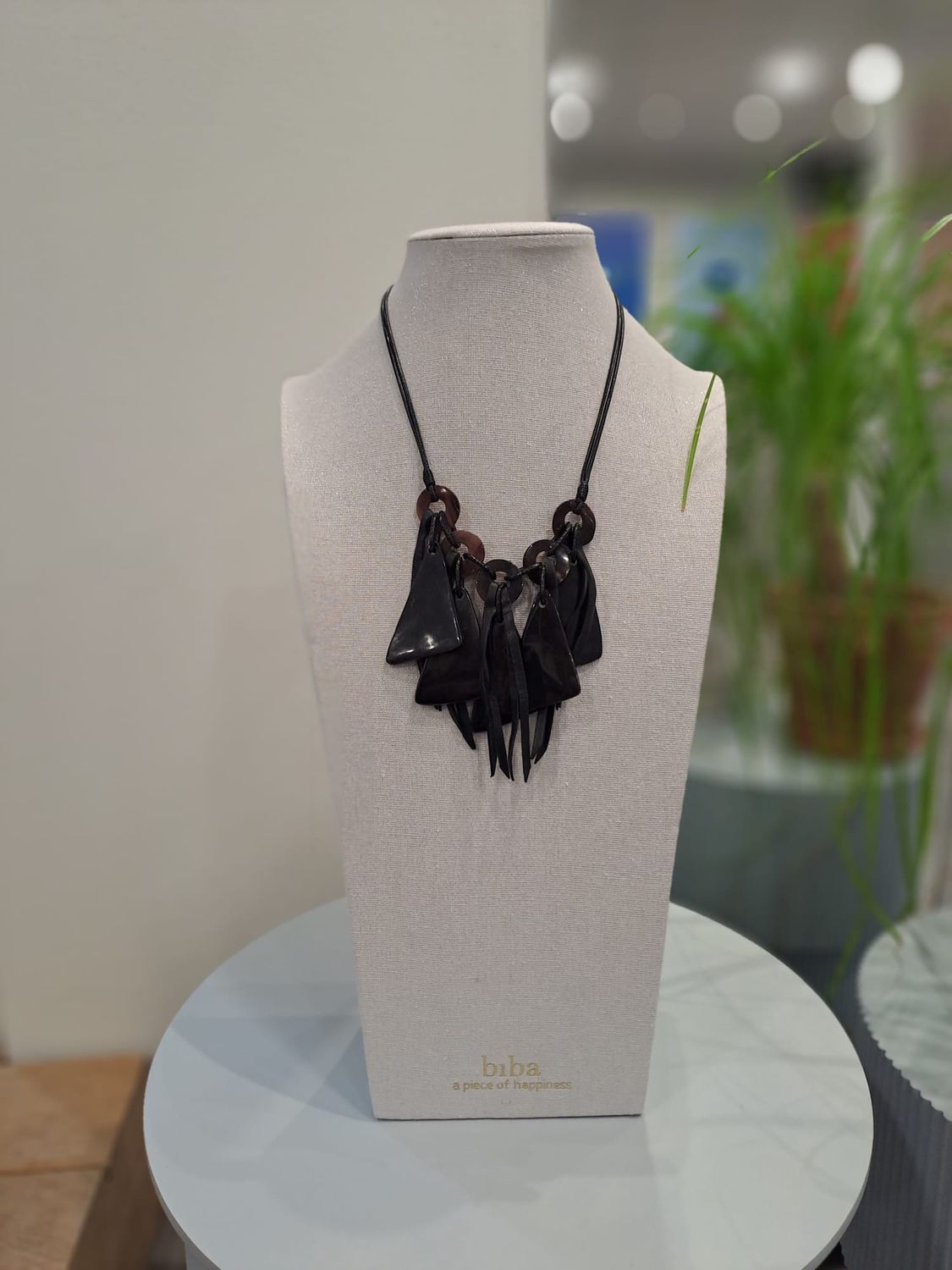 Ketting met zwarte en leren hangers
