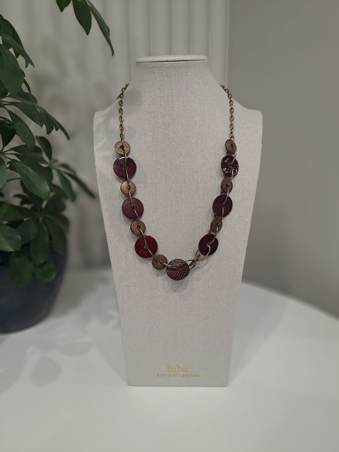 Ketting met ronde plaatjes in rood en bruintinten