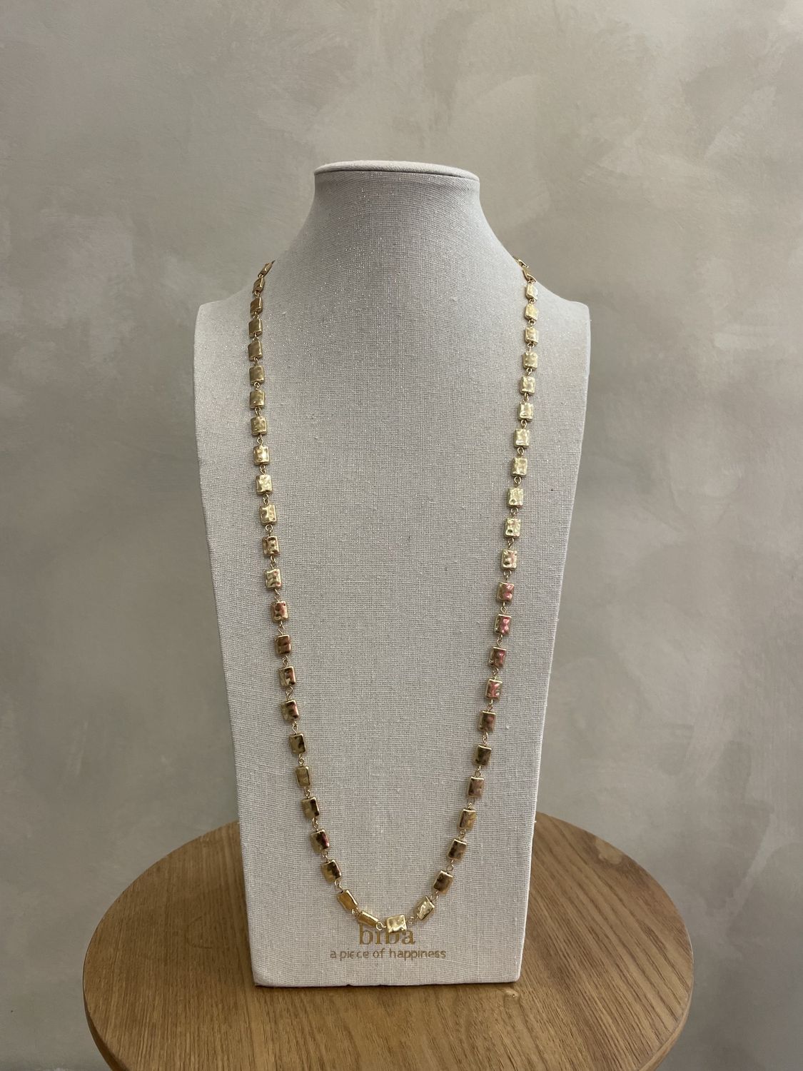 lang goudkleurig gehamerd collier