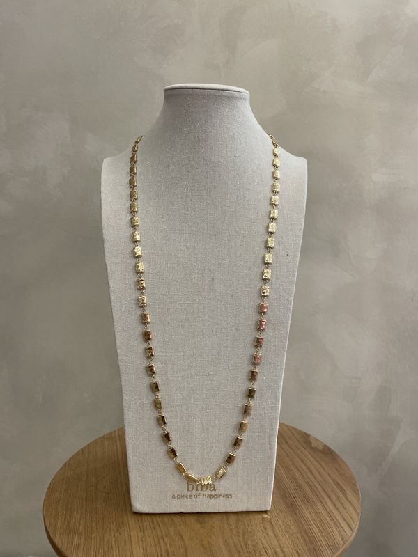 lang goudkleurig gehamerd collier