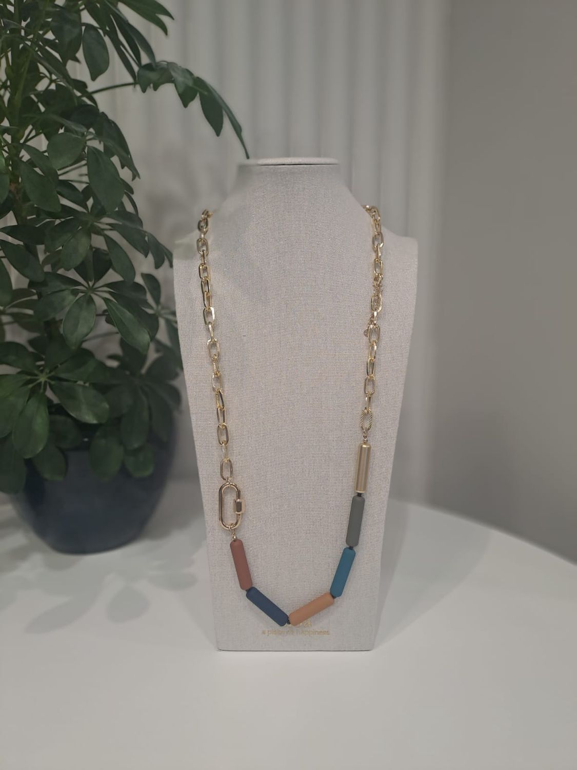 Gouden ketting met grote schakel en gekleurde kralen