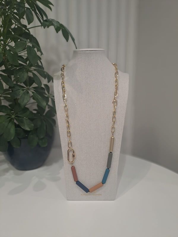 Gouden ketting met grote schakel en gekleurde kralen