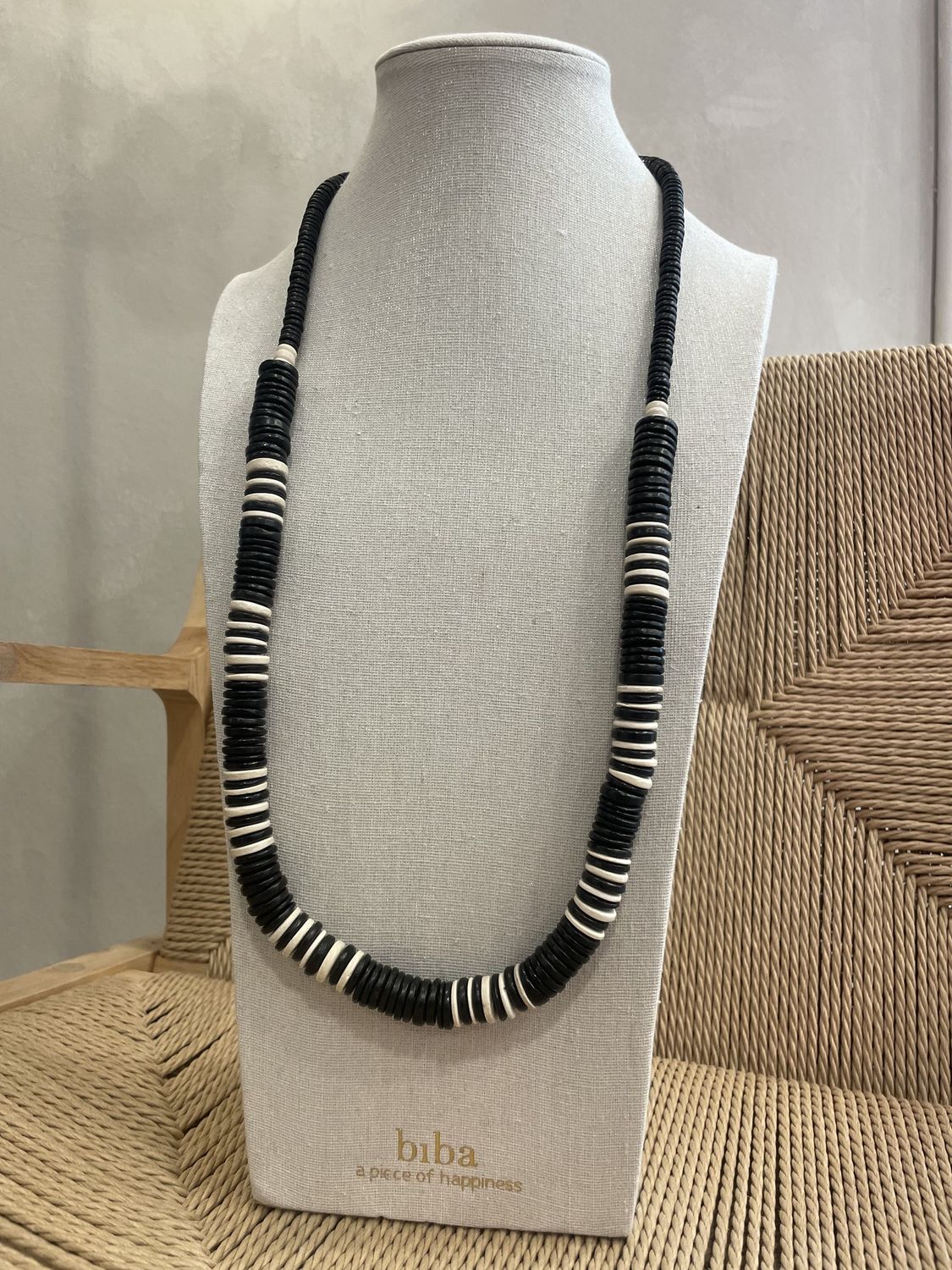 Lange ketting met zwarte houten kralen