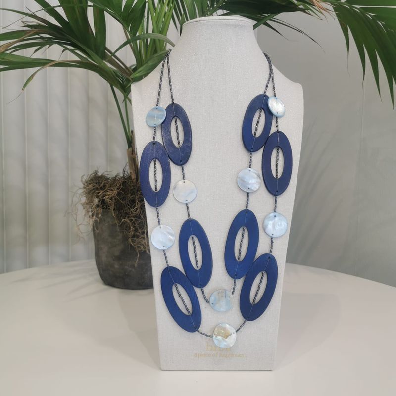 Lange ketting met houten schakels in licht en donker blauw