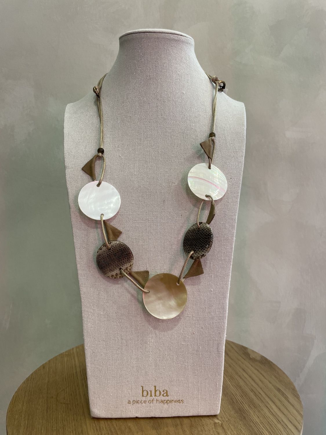 Collier natural schelpen en leer
