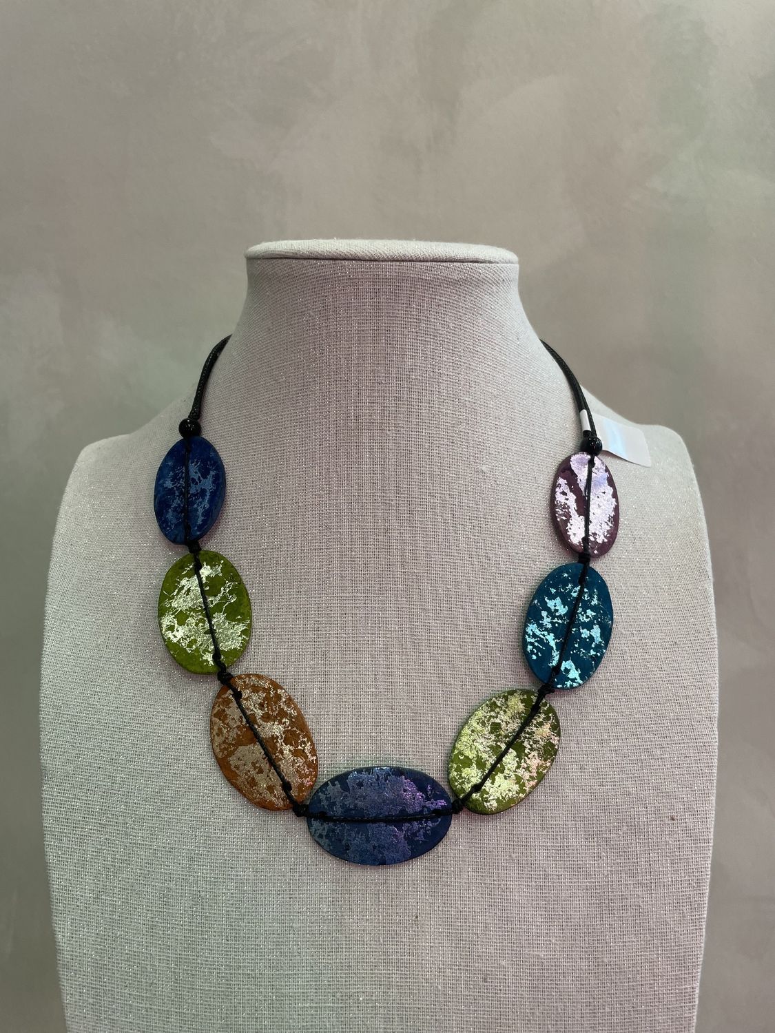 gekleurd collier metallic