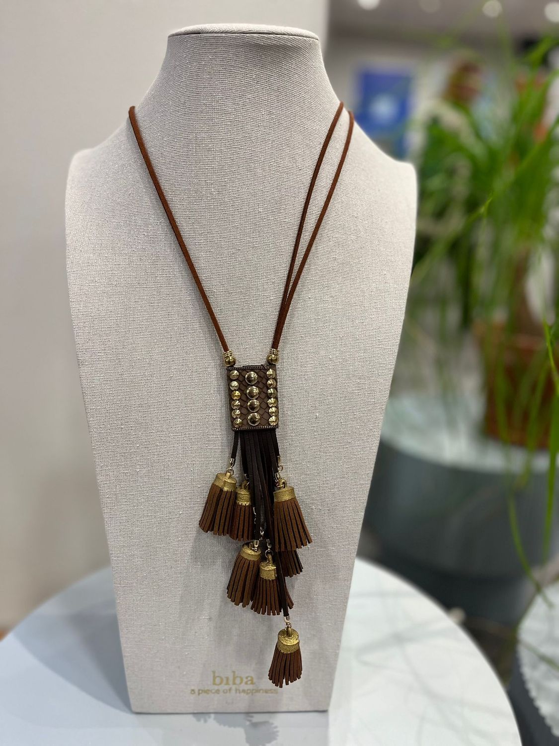 Ketting bruine touwtjes en kwastjes
