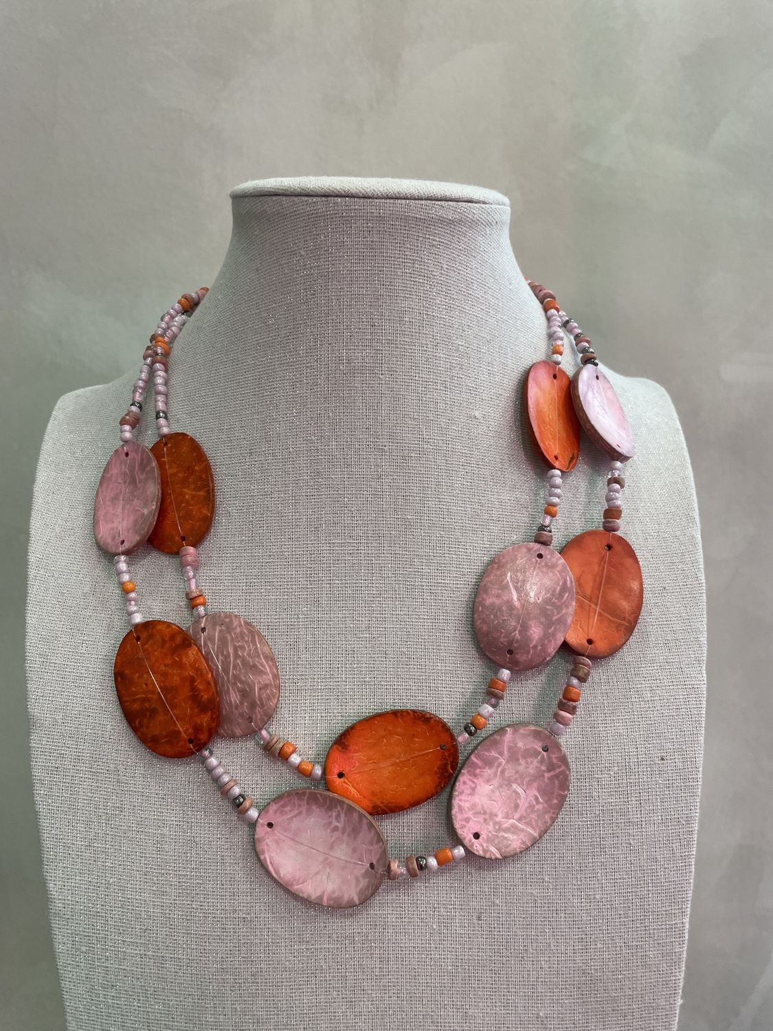 collier met roze en oranje schelpen