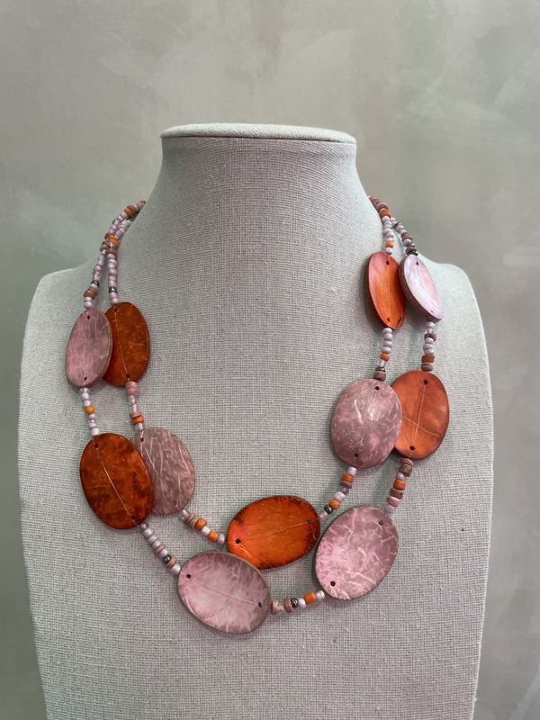 collier met roze en oranje schelpen