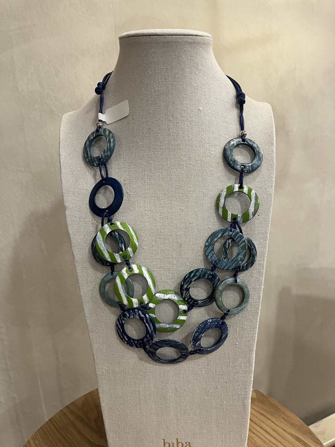 Collier blauwe vormen aan touw