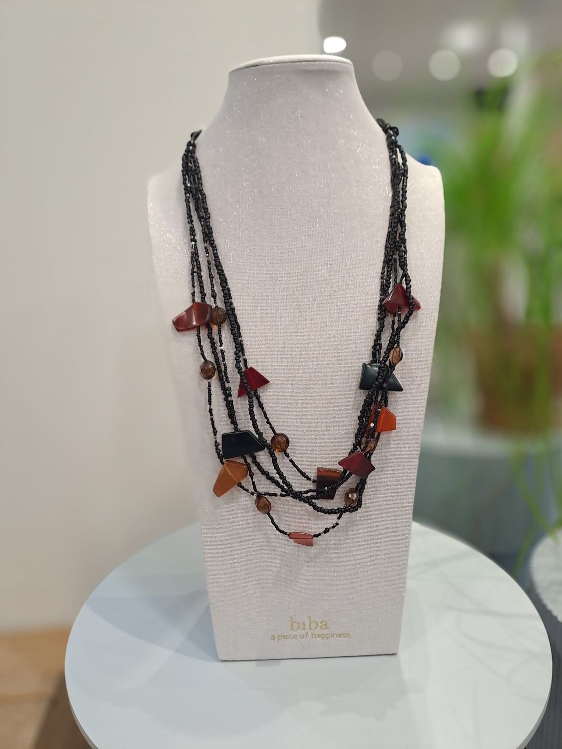 Ketting met divers gekleurde en gevormde kralen