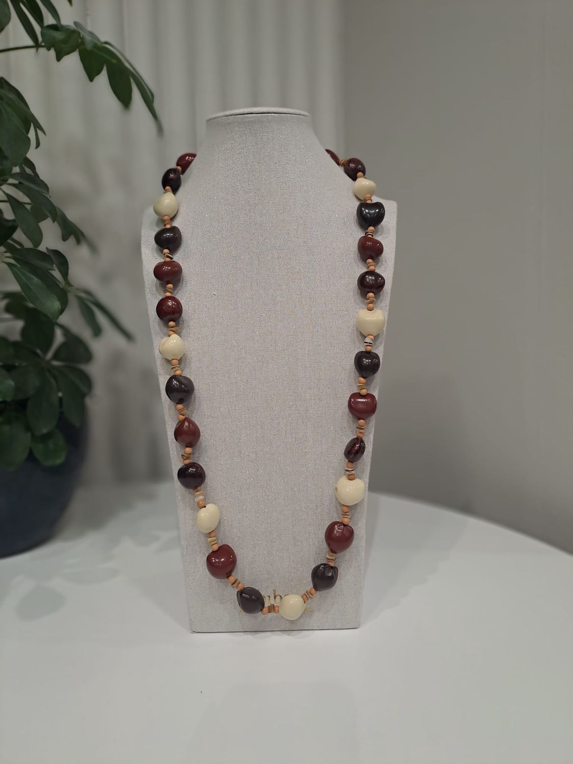 Ketting hout met creme, bruin en rode kralen