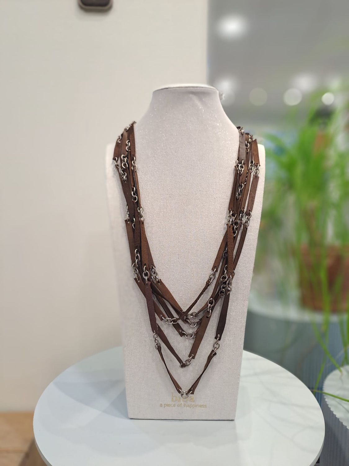 Lange ketting met bruine leren bandjes