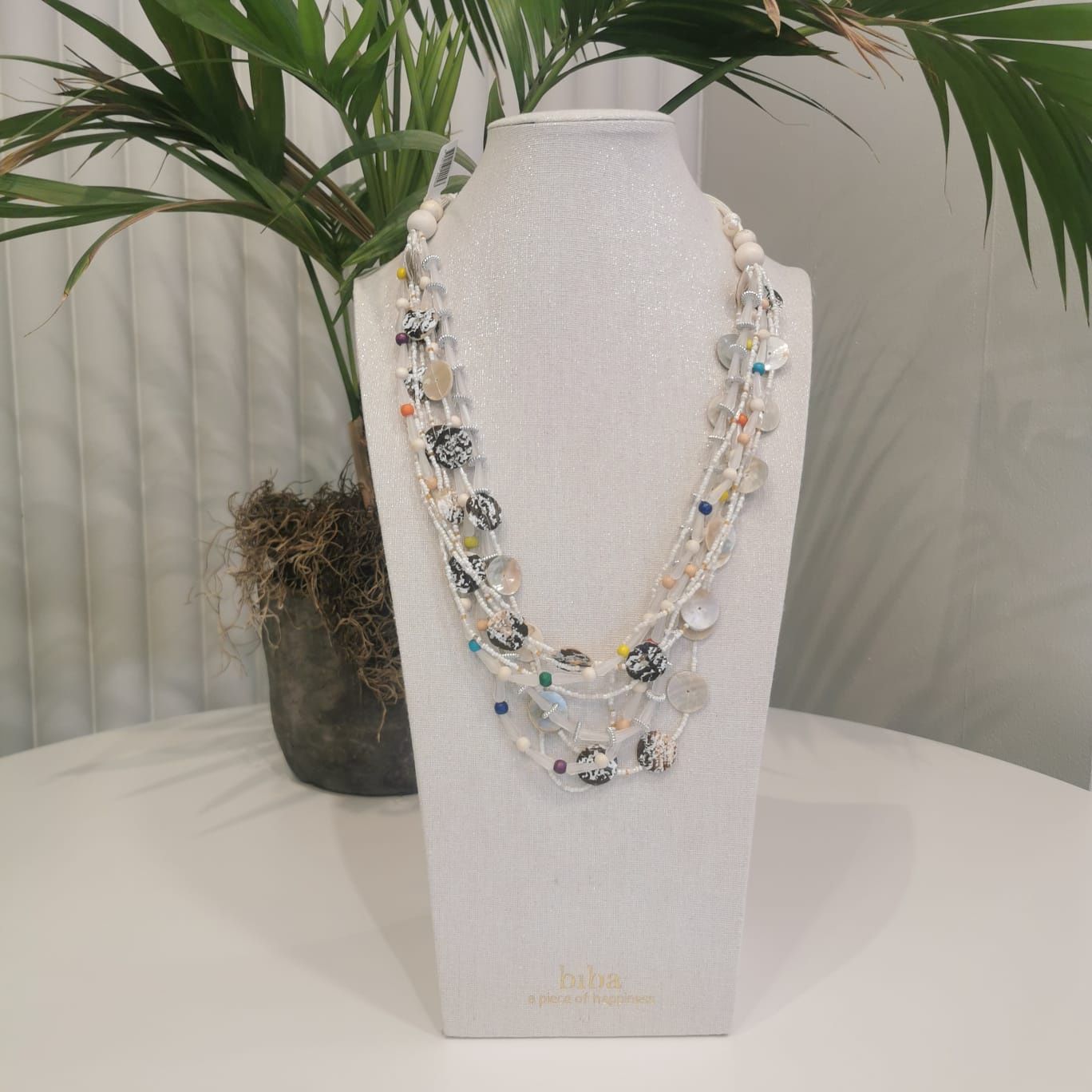 Lange ketting met verschillende witte kralen en kleine kleurkralen