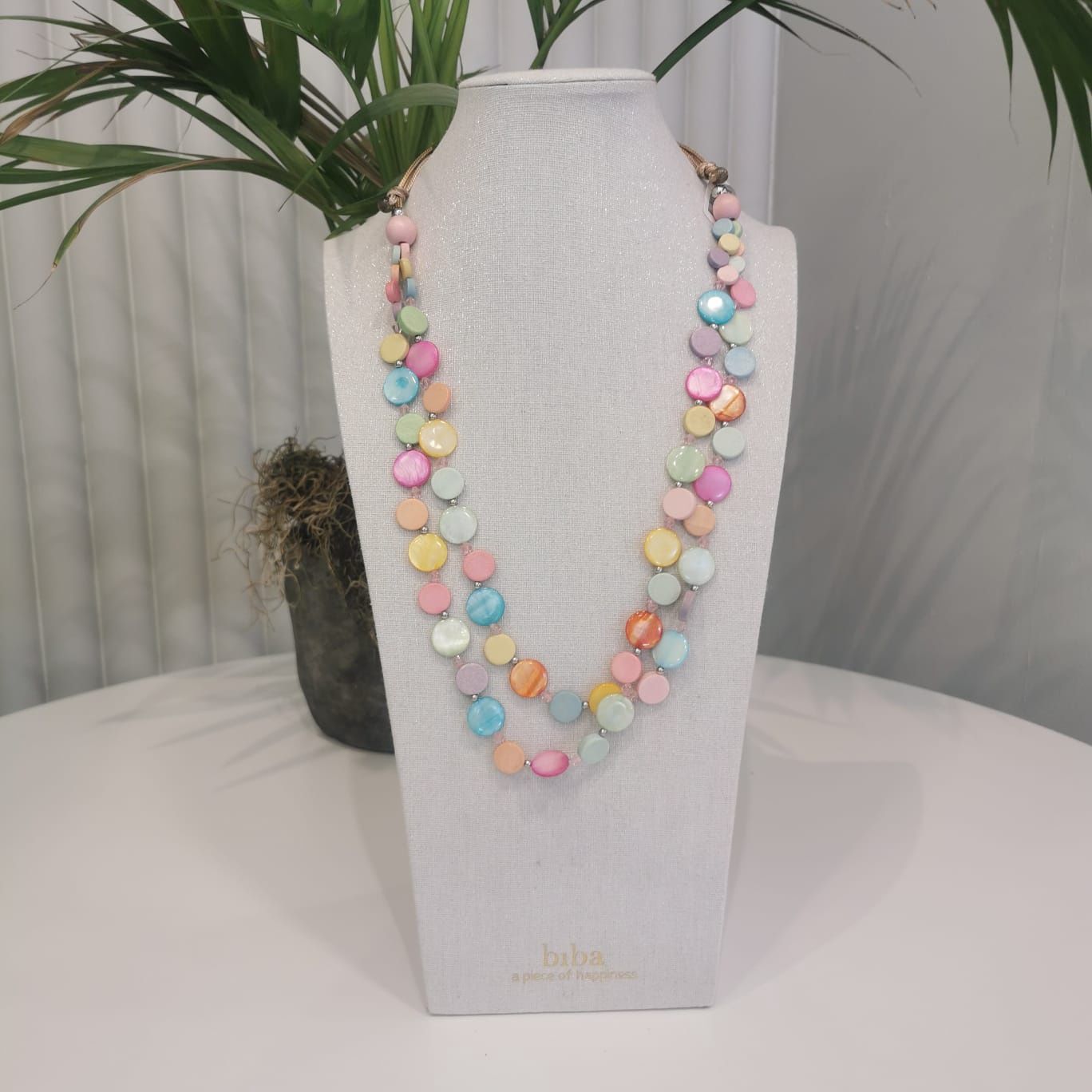 Lange ketting met houten en glazen kralen in verschillende kleuren
