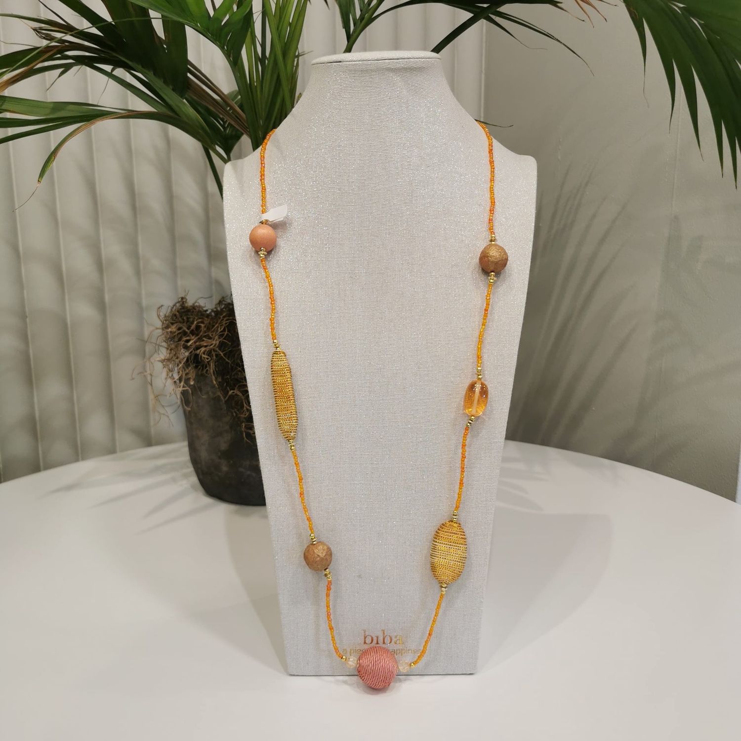 Lange ketting met oranje en gouden kralen