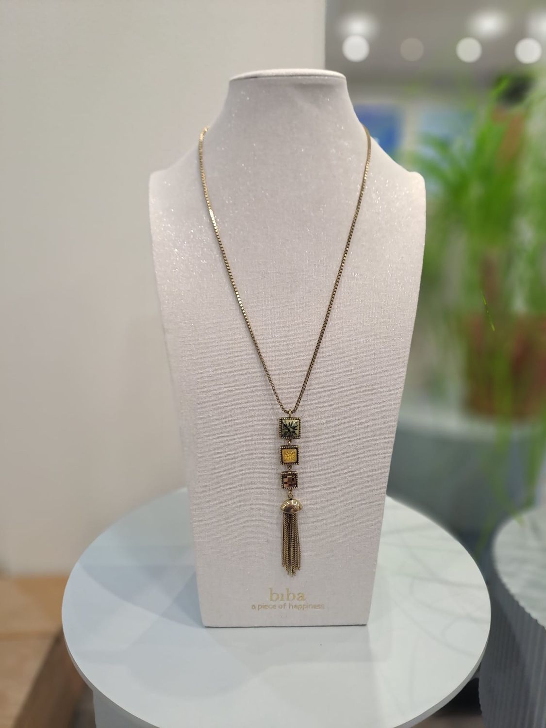 Ketting goud met vierkante edelstenen en franjes