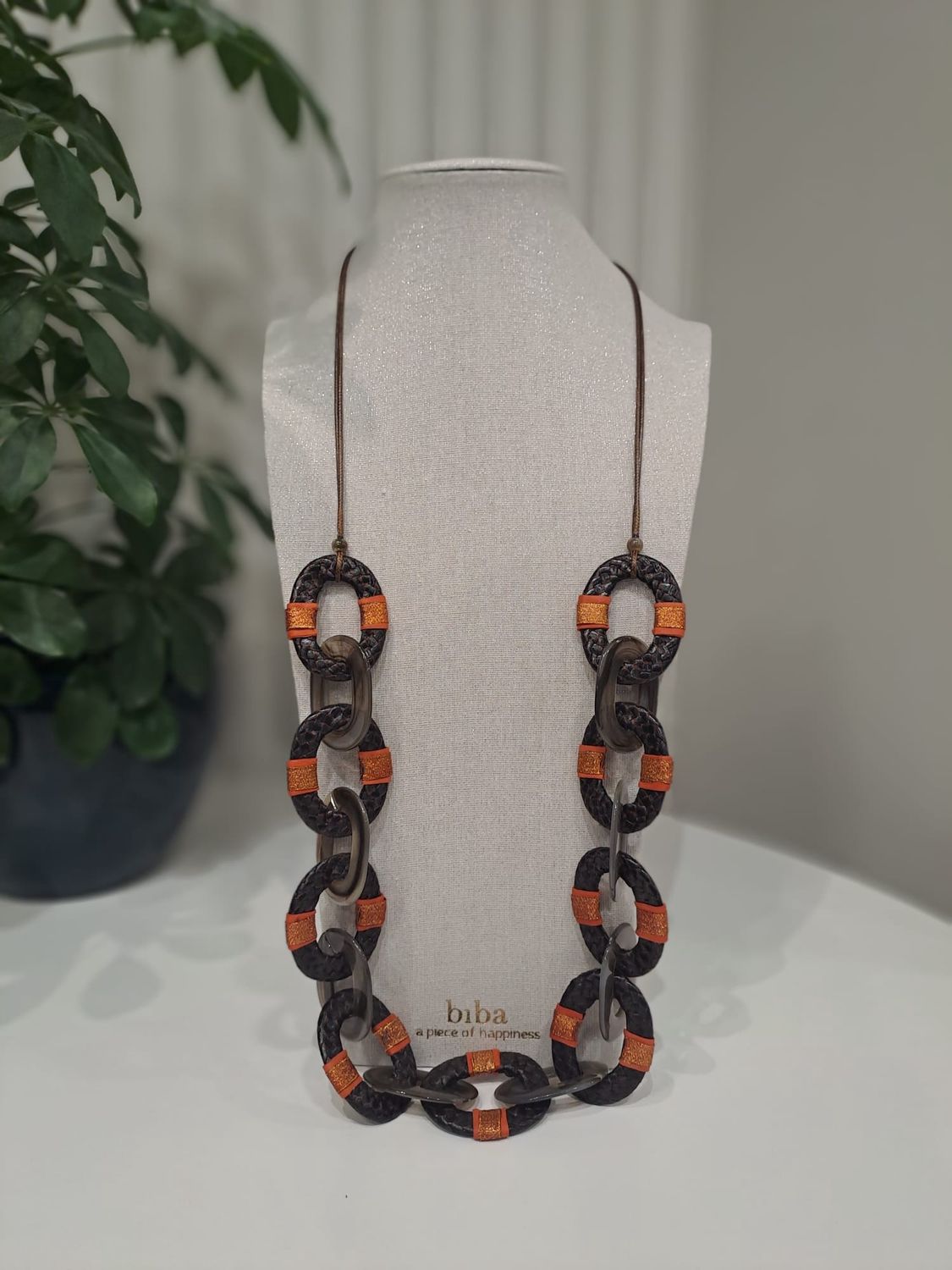 Ketting grote houten schakels met oranje stofjes