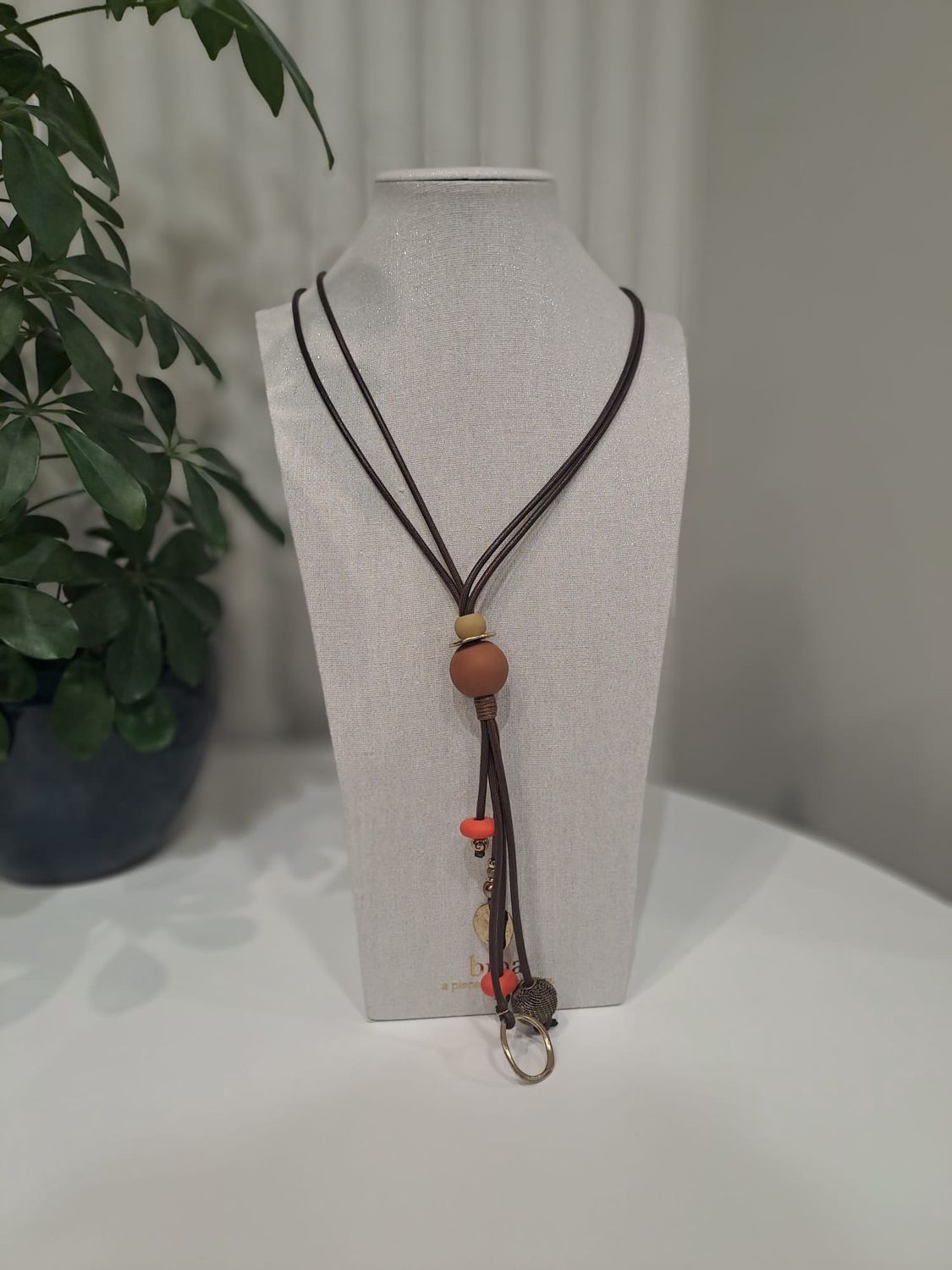 Ketting met leuke details in oranje en bruin