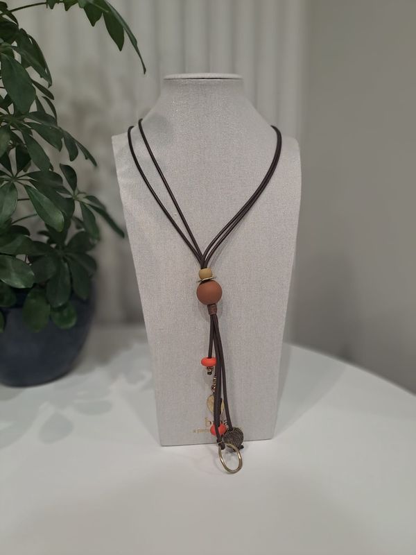 Ketting met leuke details in oranje en bruin