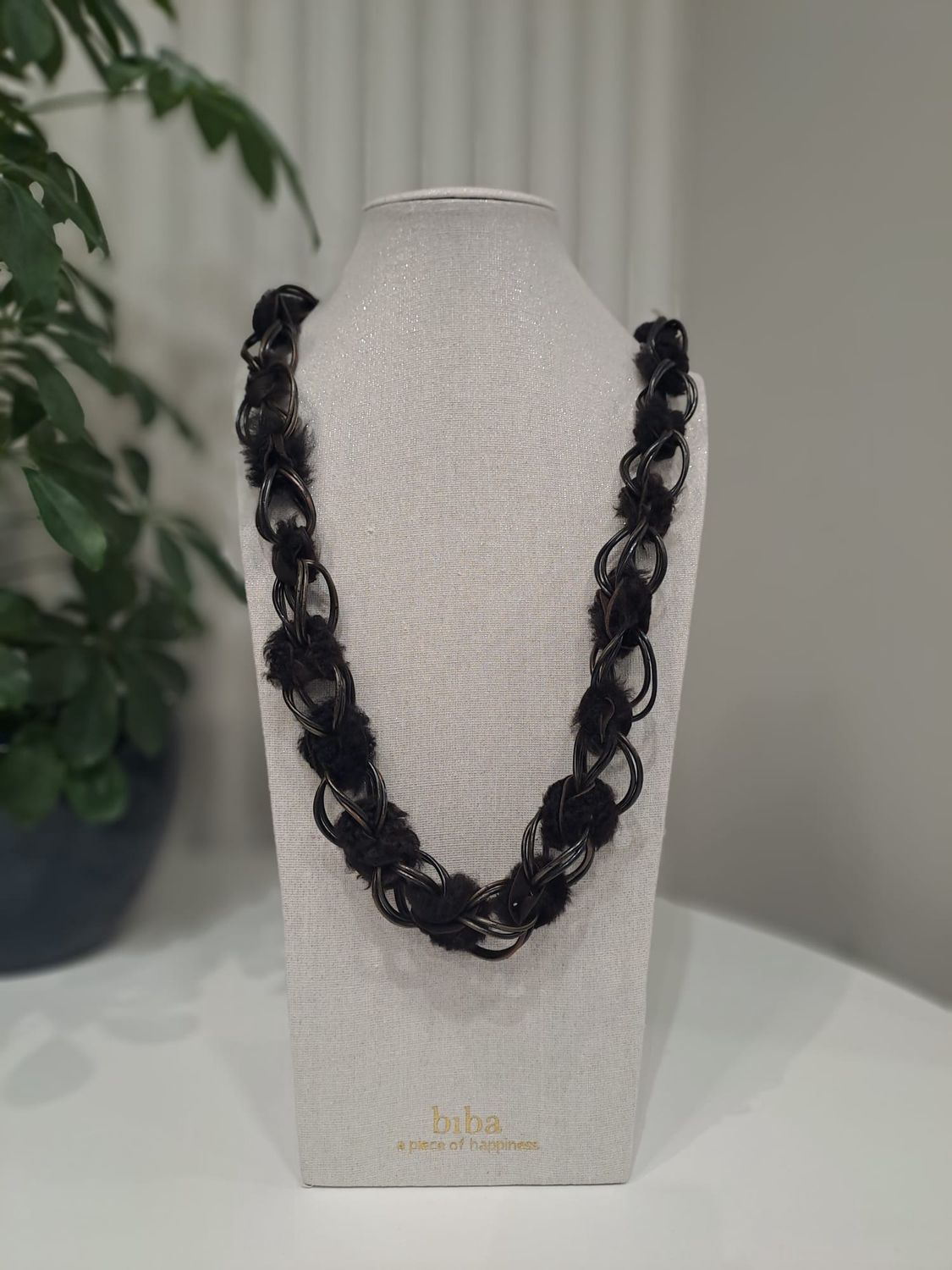 Ketting zwart met veertjes