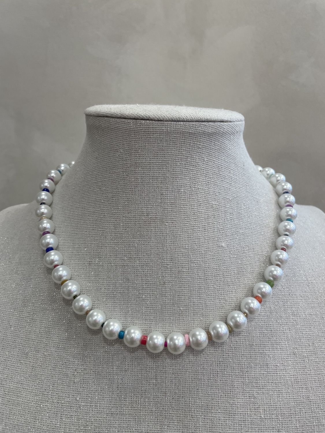 Witte parel ketting met gekleurde kralen
