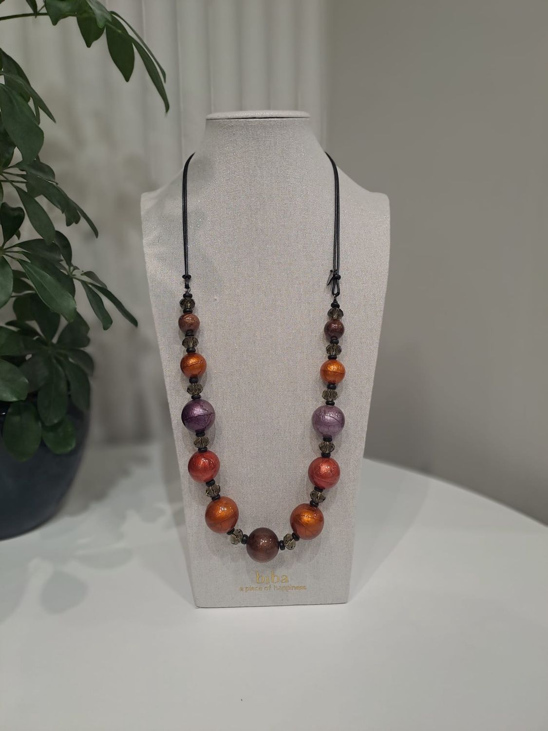 Ketting met metallic kralen in Oranje, Paars en rood