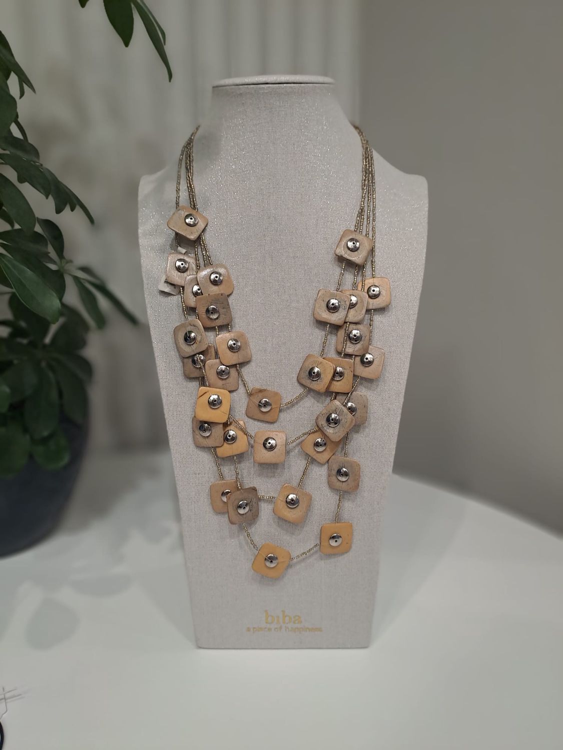 Ketting met leren plaatjes en zilveren details