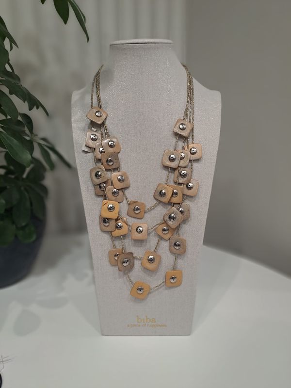 Ketting met leren plaatjes en zilveren details