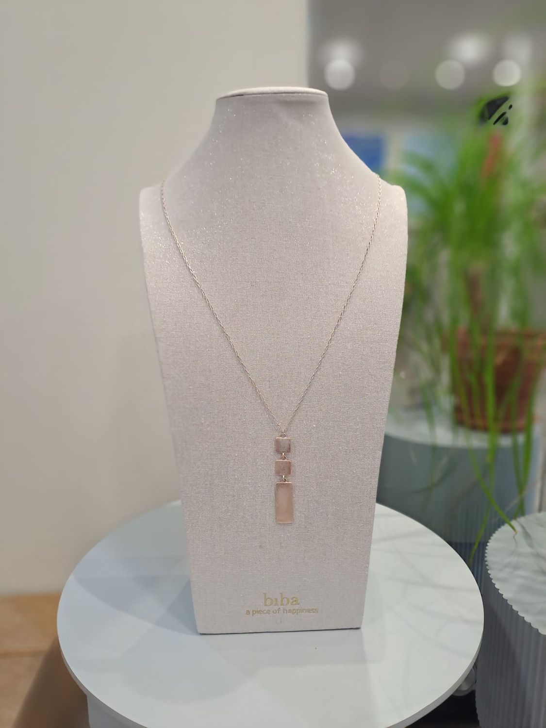 Lange ketting met zilveren plaatjes