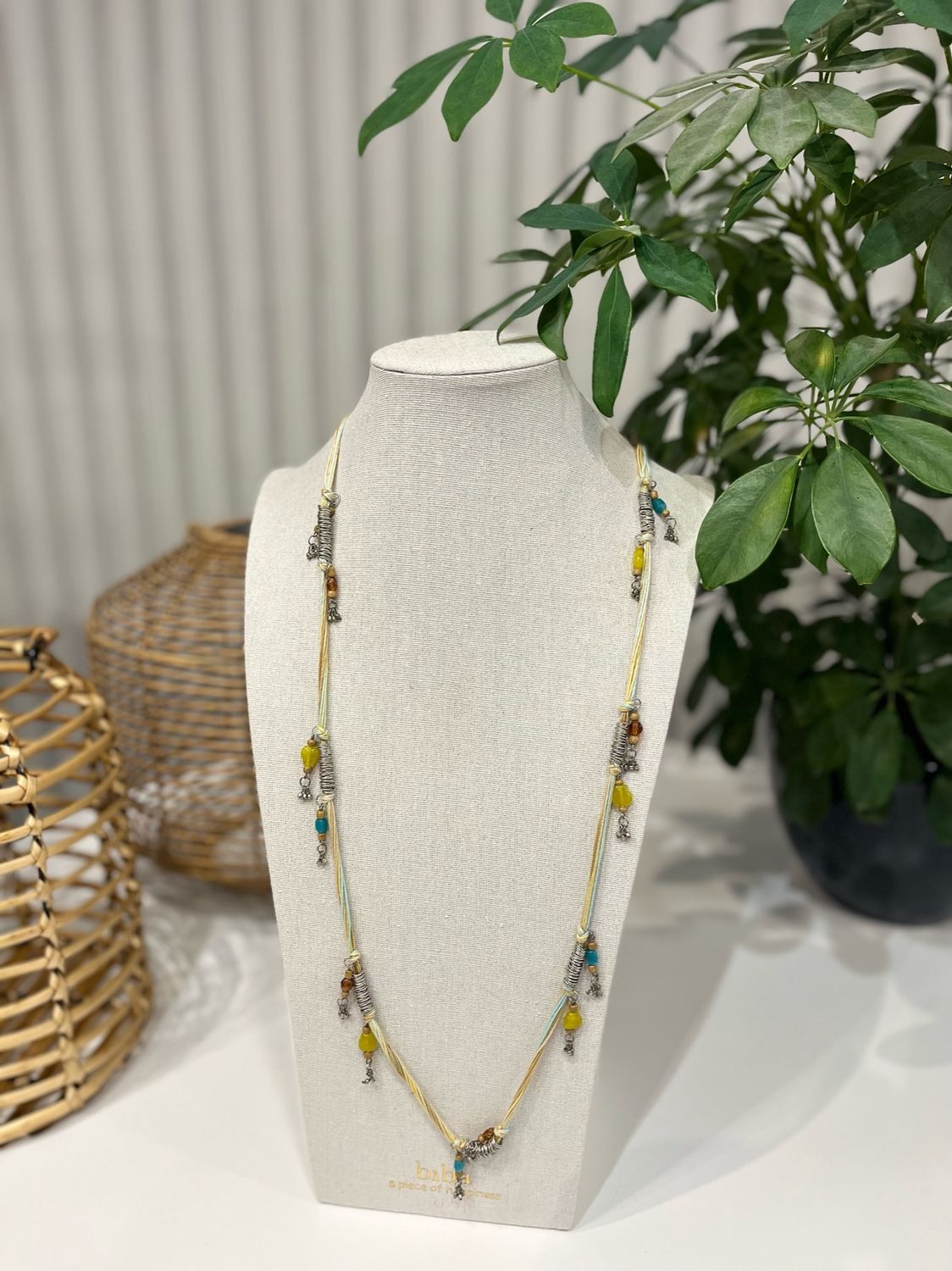 Touwtjes ketting met metalen ringetjes