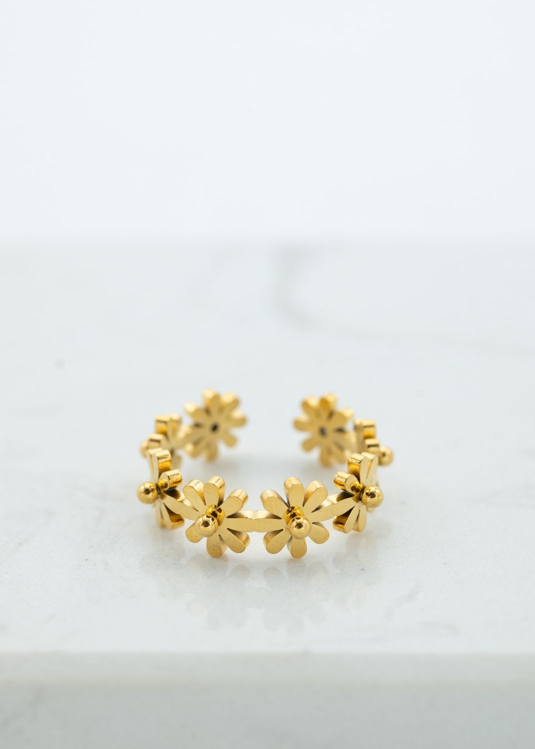 Ring met grove bloemen