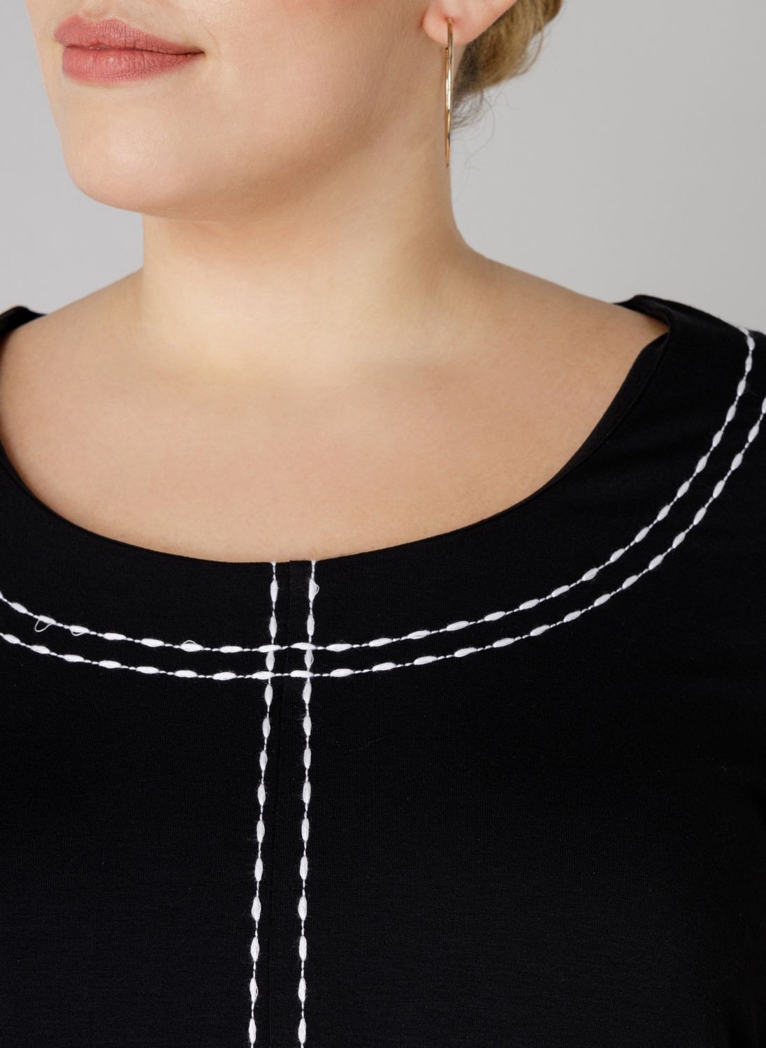 Shirt zwart met wit stiksel