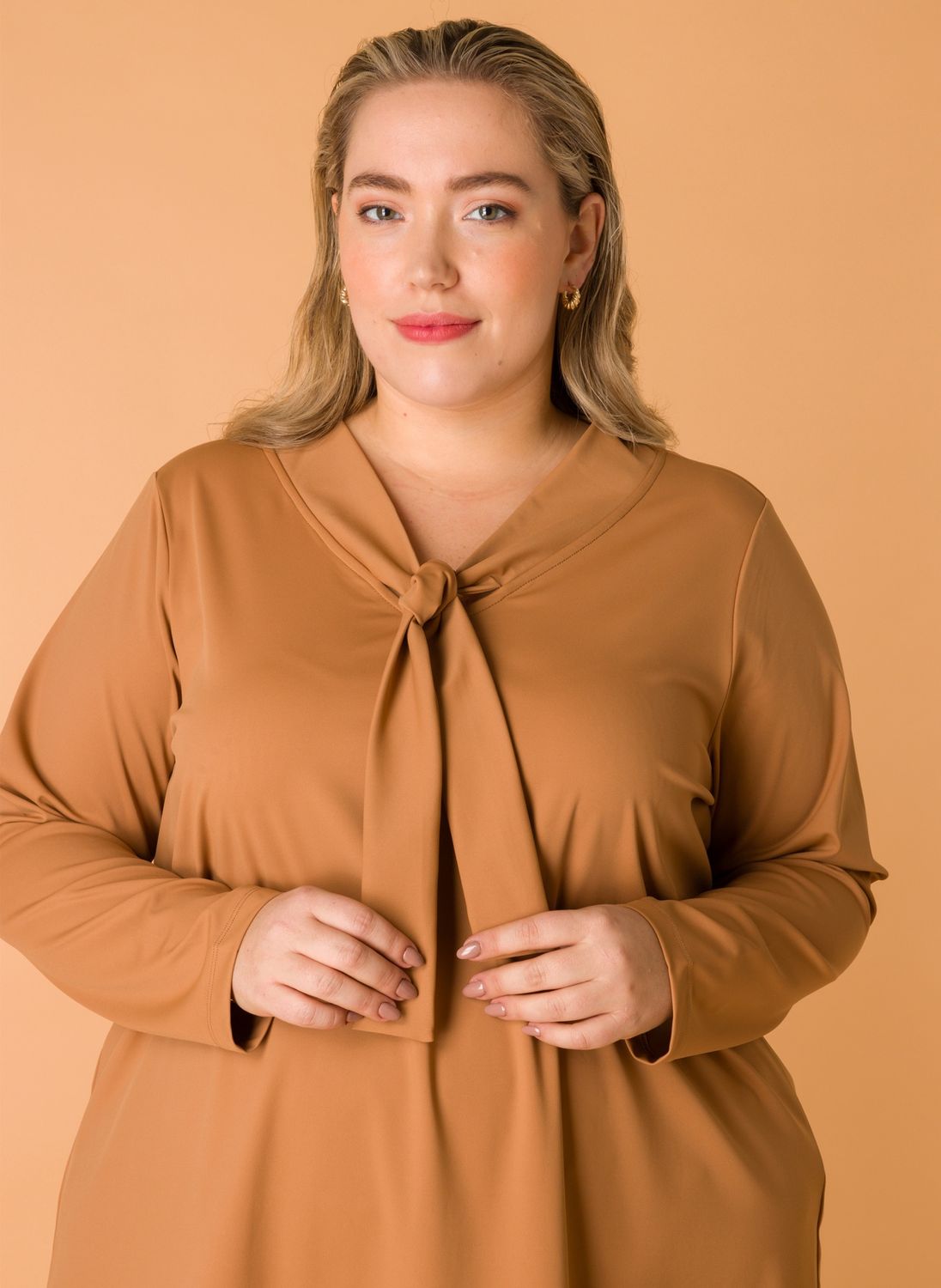Blouse camel met strik 9000400