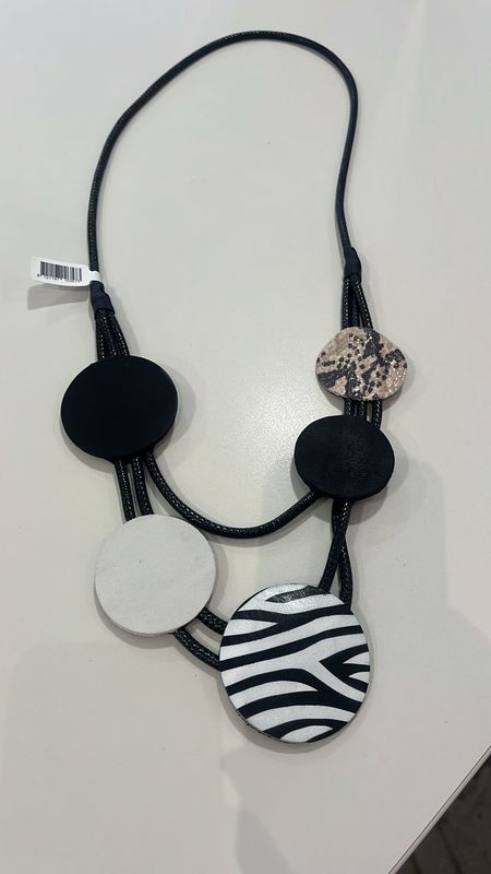 lang collier leer zwart/wit