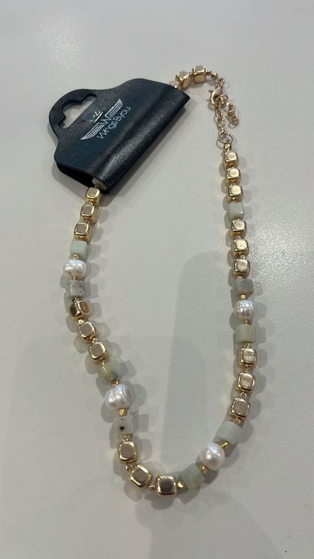 Collier goud parels en groen steentje