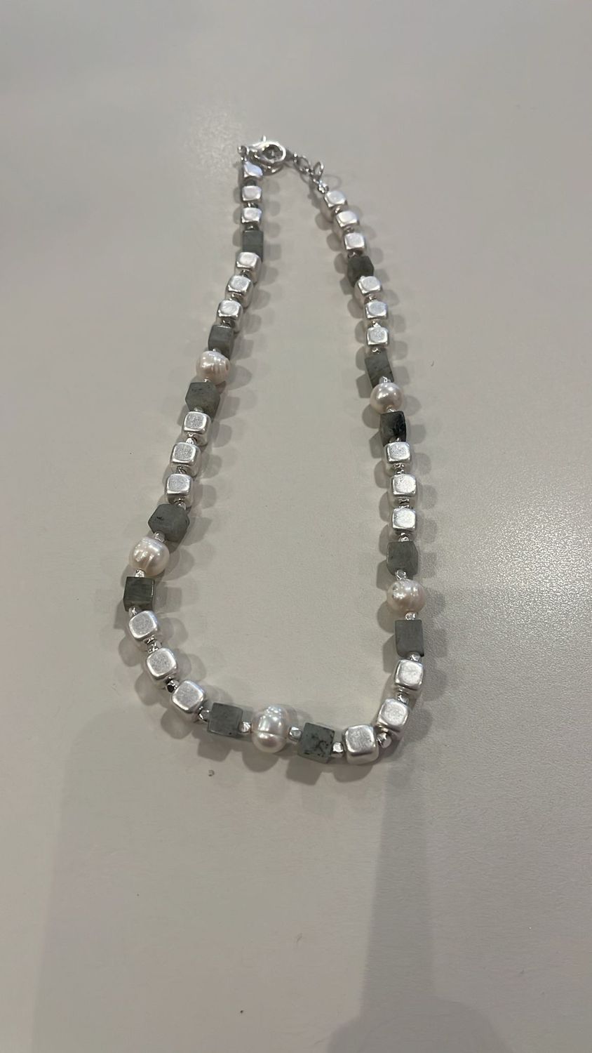 Collier zilver parels en groen steentje
