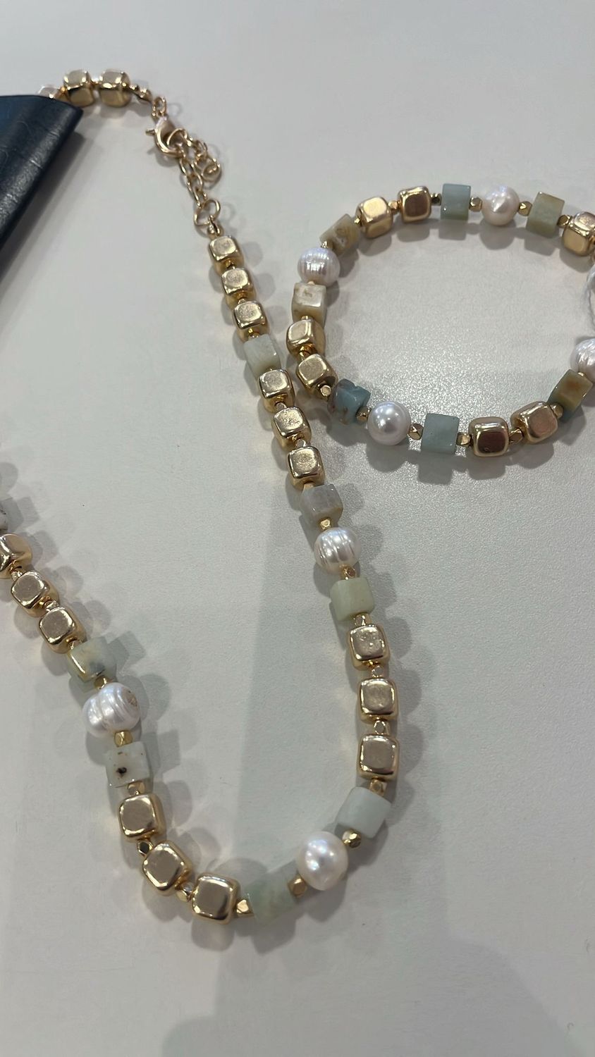 Armband goud, parel en groen steentje