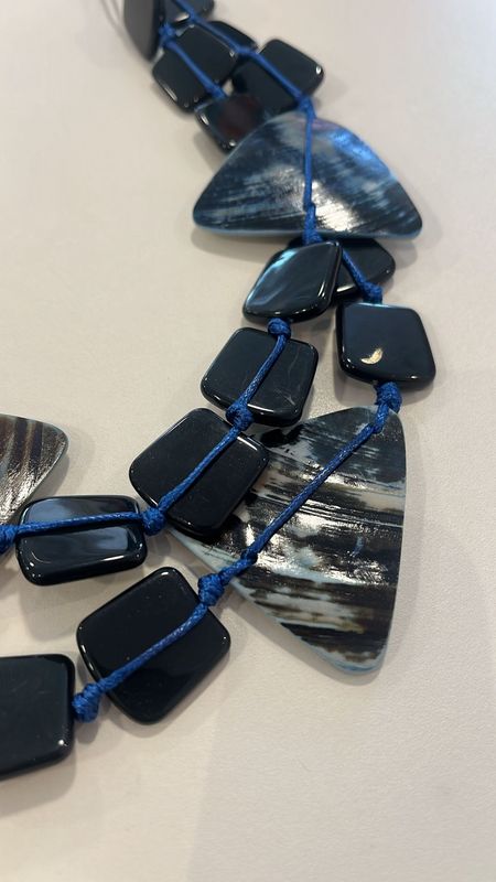 lang d blauw collier met schelp