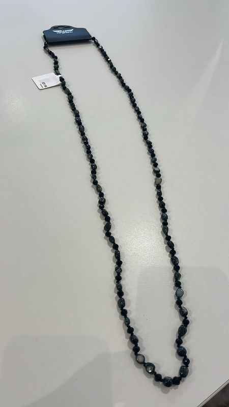 Lange ketting zwarte steentjes klein
