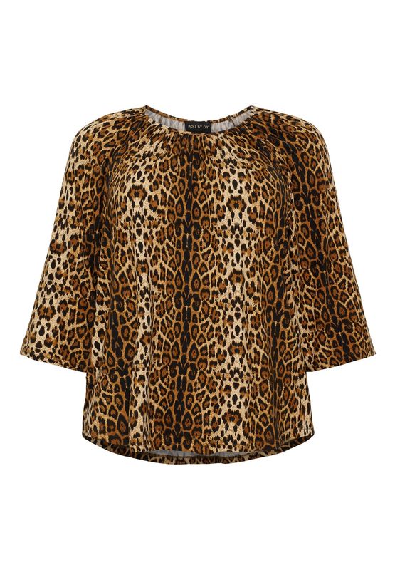 Blouse w wrinkles in neckline w 3/4 sleeves